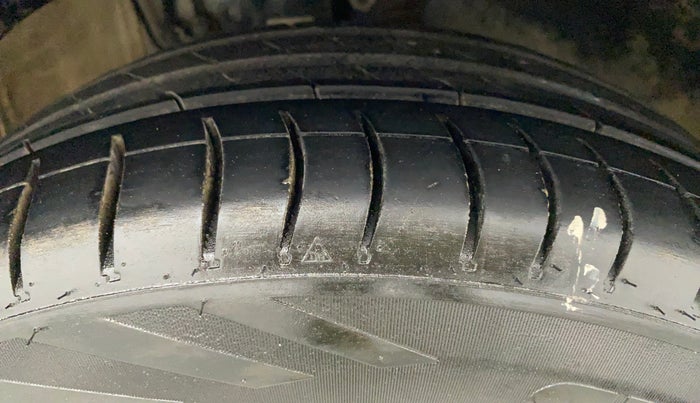 2016 Volkswagen Vento HIGHLINE 1.6 MPI, Petrol, Manual, 65,809 km, Right Front Tyre Tread