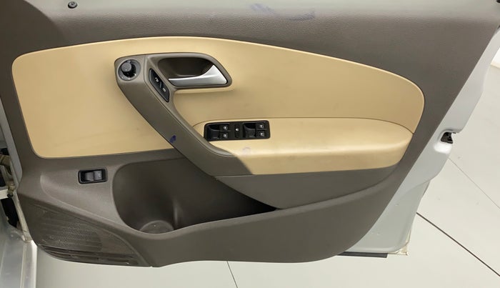 2016 Volkswagen Vento HIGHLINE 1.6 MPI, Petrol, Manual, 65,809 km, Driver Side Door Panels Control