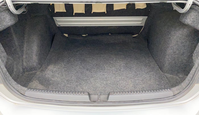 2016 Volkswagen Vento HIGHLINE 1.6 MPI, Petrol, Manual, 65,809 km, Boot Inside