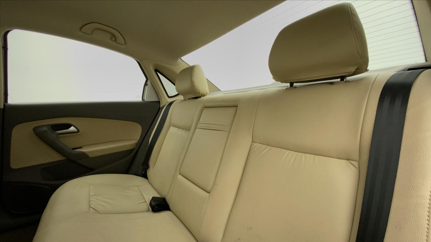 2016 Volkswagen Vento HIGHLINE 1.6 MPI, Petrol, Manual, 65,809 km, Right Side Rear Door Cabin