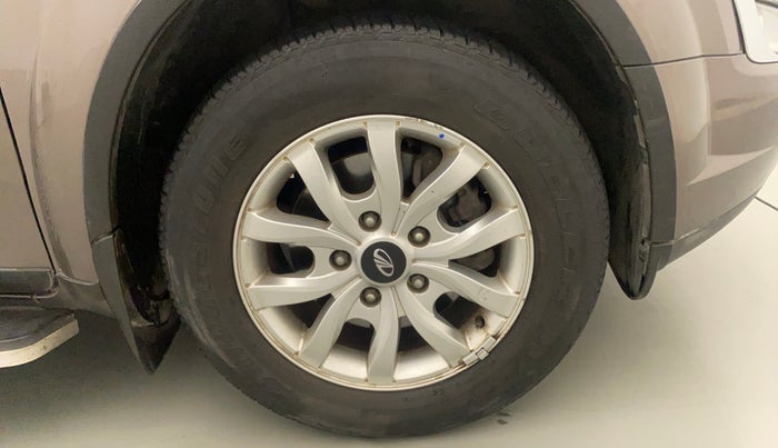 2017 Mahindra XUV500 W10 AT, Diesel, Automatic, 57,449 km, Right Front Wheel