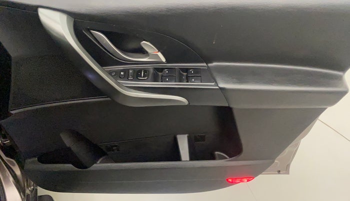 2017 Mahindra XUV500 W10 AT, Diesel, Automatic, 57,449 km, Driver Side Door Panels Control