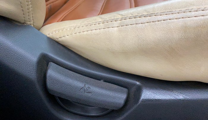 2019 Hyundai Grand i10 MAGNA 1.2 KAPPA VTVT CNG, CNG, Manual, 1,11,214 km, Driver Side Adjustment Panel