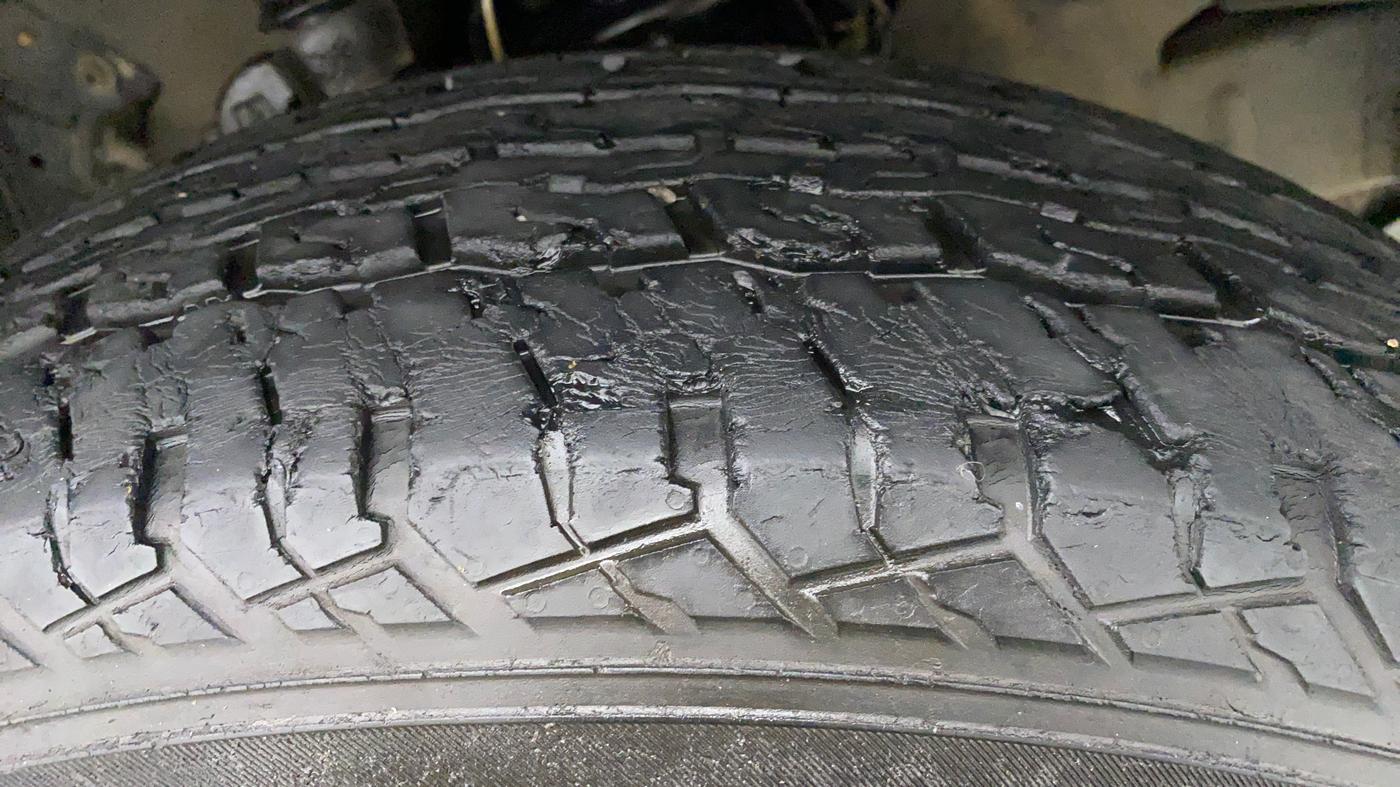 2017 Ford Endeavour 3.2l 4X4 AT Titanium, Diesel, Automatic, 39,662 km, Right Rear Tyre Tread