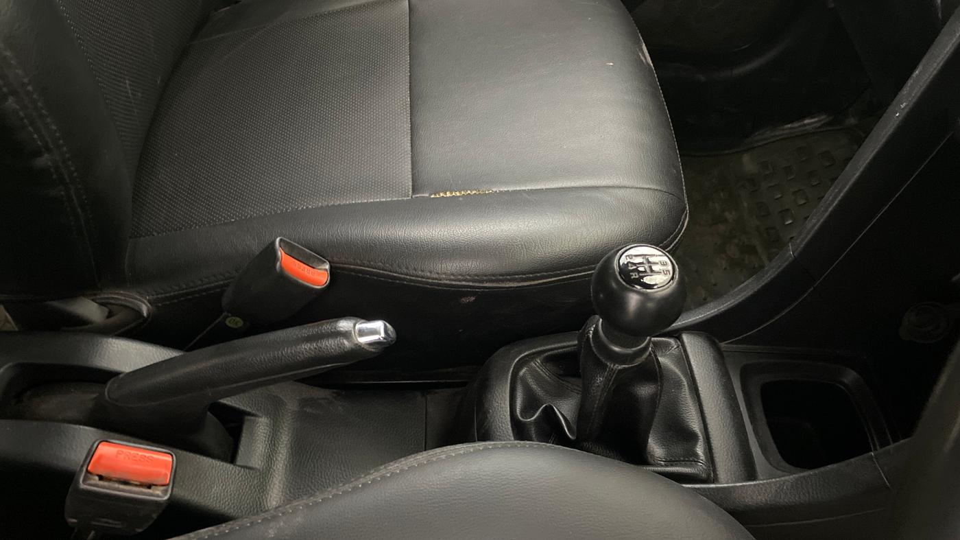 2014 Maruti Swift ZXI, Petrol, Manual, 89,942 km, Gear Lever