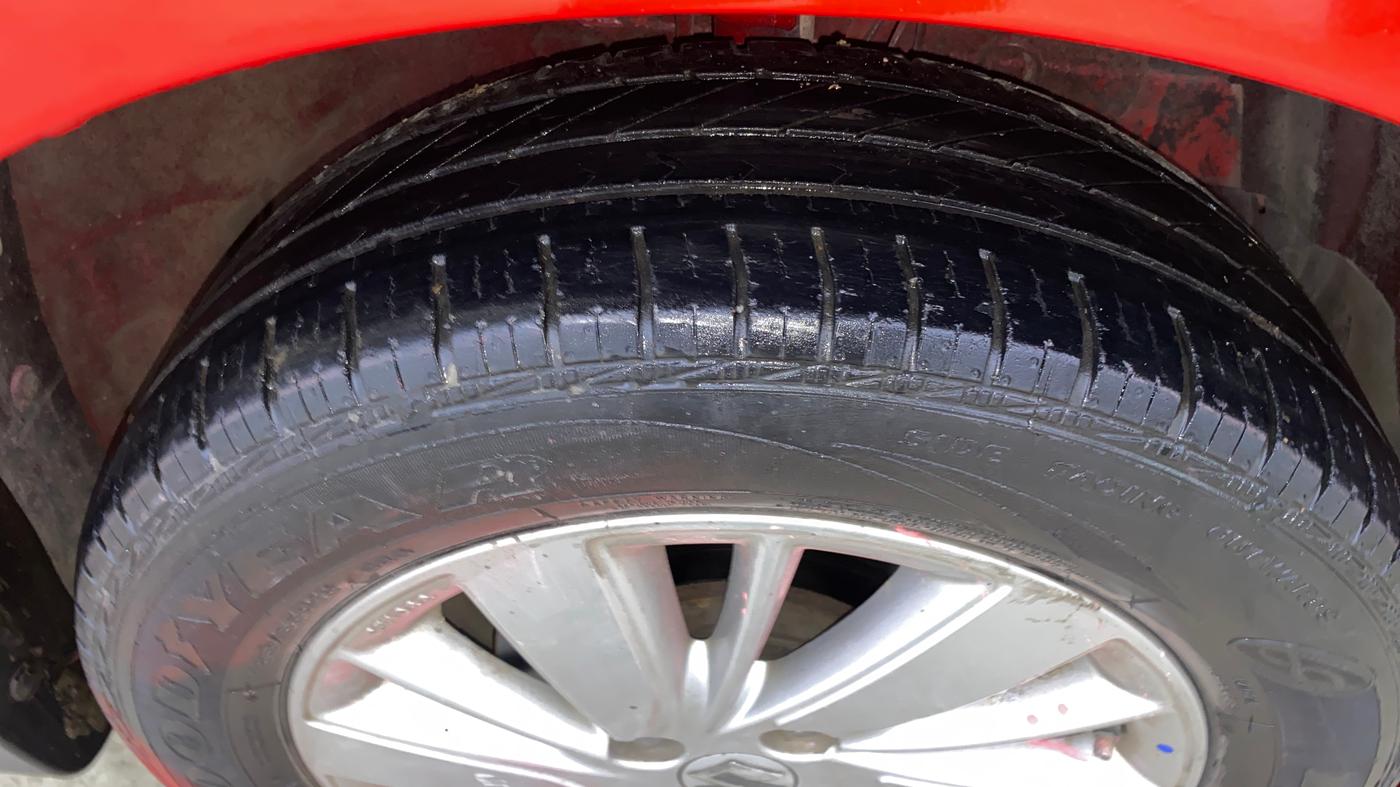 2014 Maruti Swift ZXI, Petrol, Manual, 89,942 km, Right Front Tyre Tread