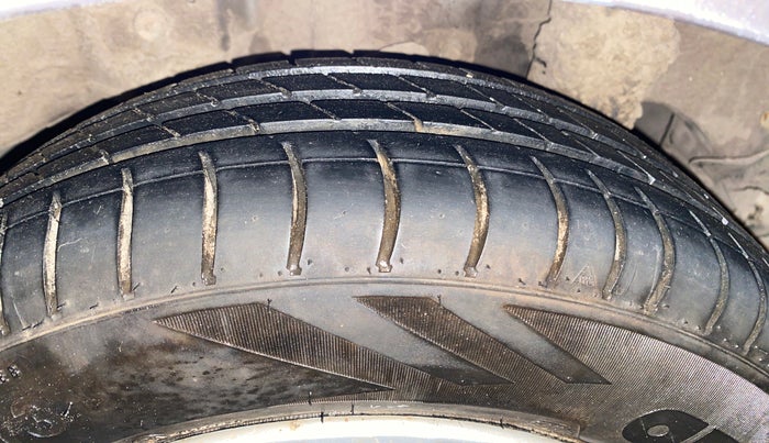 2013 Hyundai Eon MAGNA +, Petrol, Manual, 49,693 km, Left Rear Tyre Tread