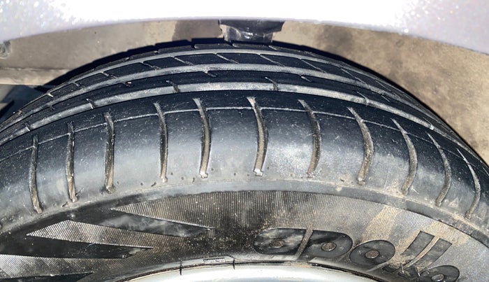 2013 Hyundai Eon MAGNA +, Petrol, Manual, 49,693 km, Left Front Tyre Tread