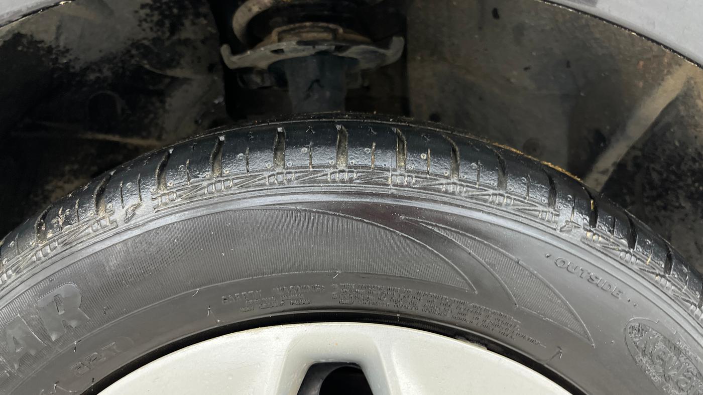 2015 Ford Figo Aspire TREND 1.2 PETROL, Petrol, Manual, 1,05,000 km, Right Front Tyre Tread