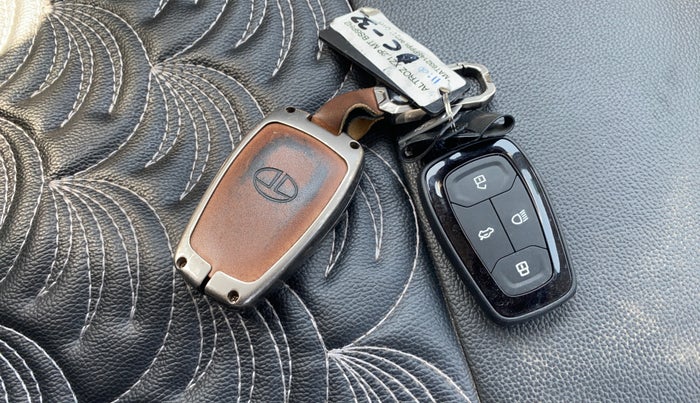 2023 Tata ALTROZ XZ PETROL, Petrol, Manual, 12,091 km, Key Close Up