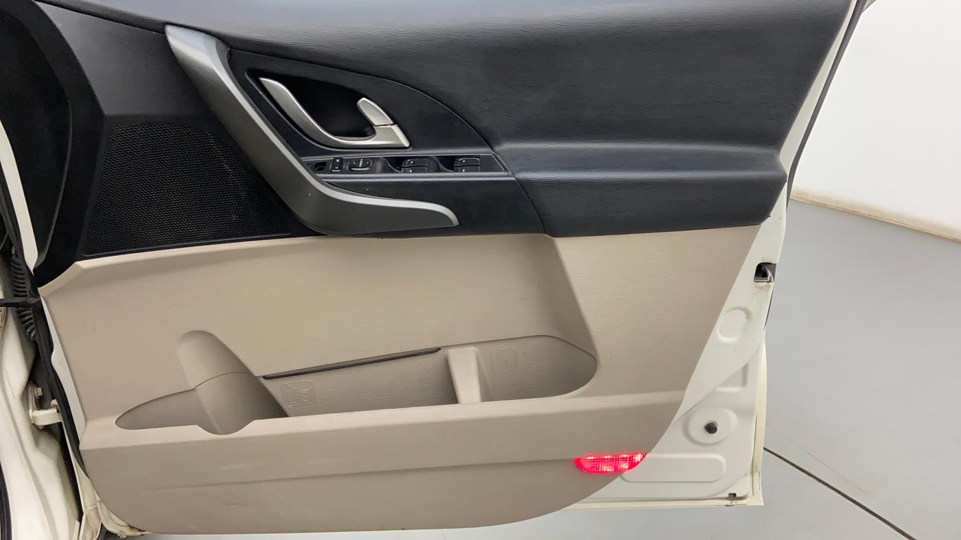2015 Mahindra XUV500 W8, Diesel, Manual, 1,01,670 km, Driver Side Door Panels Control