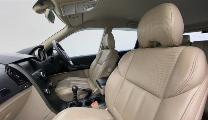 2015 Mahindra XUV500 W8, Diesel, Manual, 1,01,670 km, Right Side Front Door Cabin