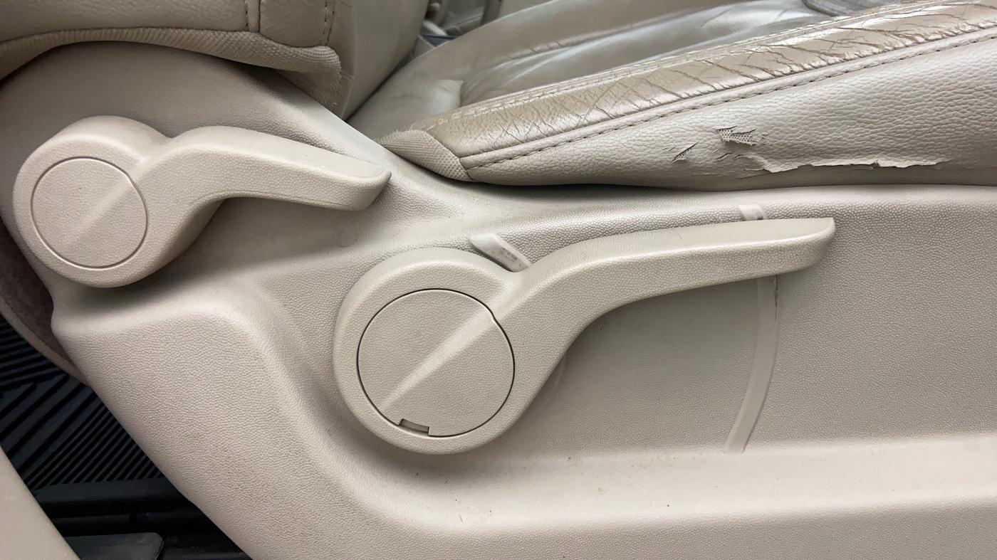2015 Mahindra XUV500 W8, Diesel, Manual, 1,01,670 km, Driver Side Adjustment Panel