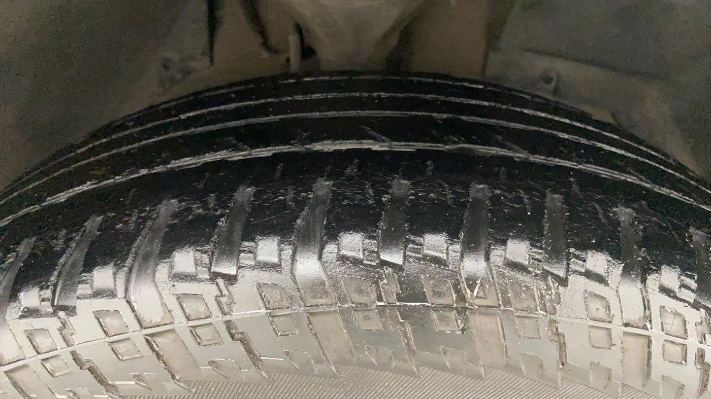 2015 Mahindra XUV500 W8, Diesel, Manual, 1,01,670 km, Right Front Tyre Tread