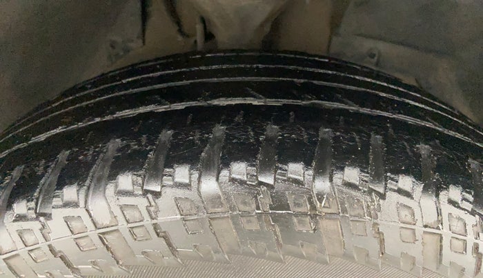 2015 Mahindra XUV500 W8, Diesel, Manual, 1,01,670 km, Right Front Tyre Tread