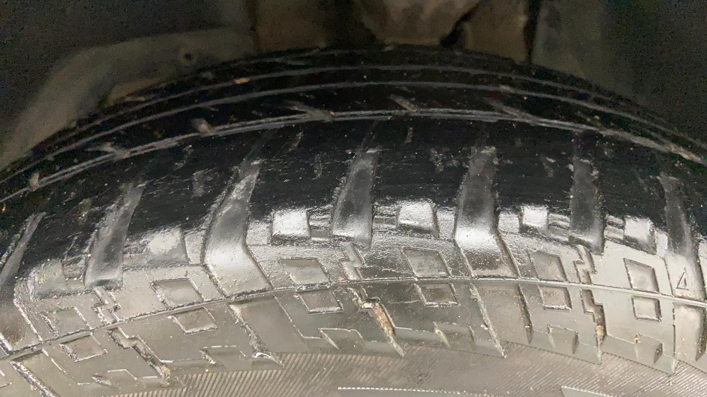 2015 Mahindra XUV500 W8, Diesel, Manual, 1,01,670 km, Left Front Tyre Tread