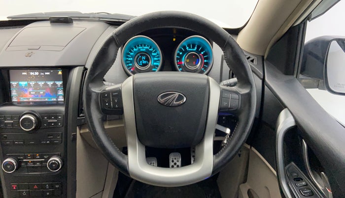 2015 Mahindra XUV500 W8, Diesel, Manual, 1,01,670 km, Steering Wheel Close Up