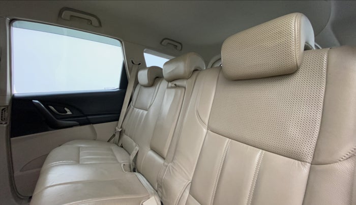 2015 Mahindra XUV500 W8, Diesel, Manual, 1,01,670 km, Right Side Rear Door Cabin