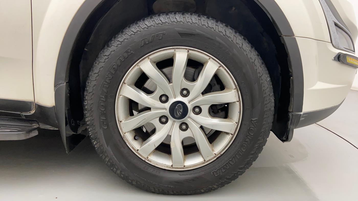 2015 Mahindra XUV500 W8, Diesel, Manual, 1,01,670 km, Right Front Wheel