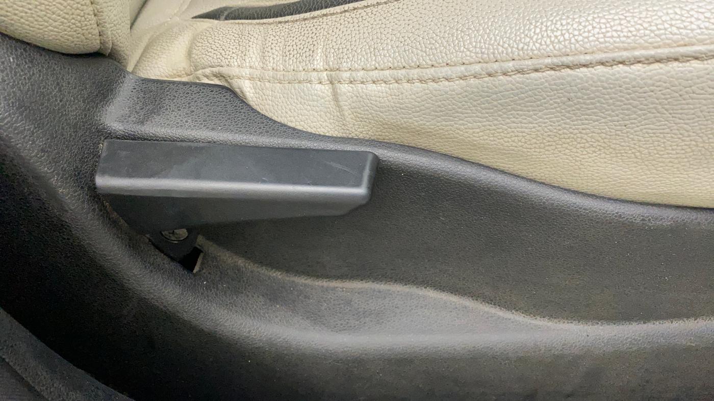 2017 Tata Tiago XE PETROL, Petrol, Manual, 1,19,101 km, Driver Side Adjustment Panel