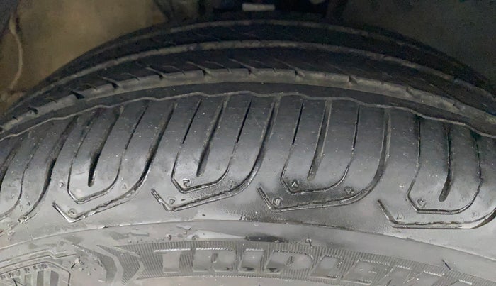 2017 Volkswagen Polo COMFORTLINE 1.2L, Petrol, Manual, 51,364 km, Right Front Tyre Tread
