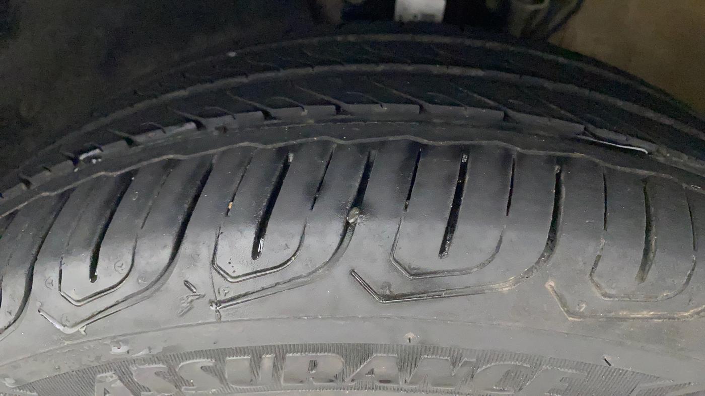 2017 Volkswagen Polo COMFORTLINE 1.2L, Petrol, Manual, 51,364 km, Left Front Tyre Tread