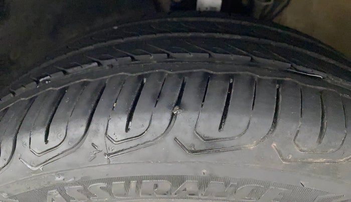 2017 Volkswagen Polo COMFORTLINE 1.2L, Petrol, Manual, 51,364 km, Left Front Tyre Tread
