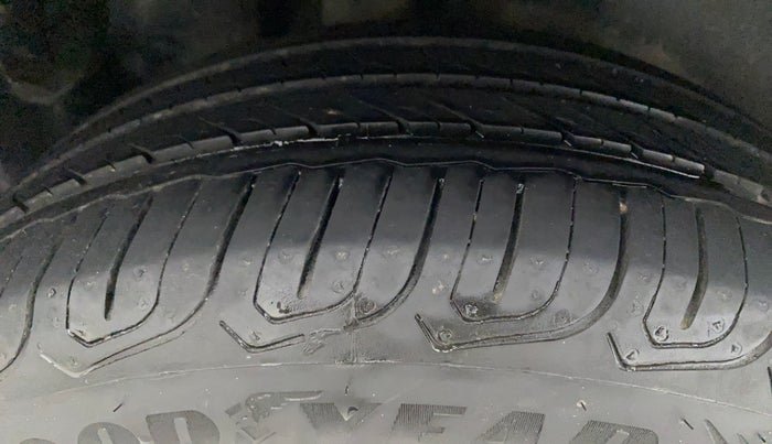 2017 Volkswagen Polo COMFORTLINE 1.2L, Petrol, Manual, 51,364 km, Right Rear Tyre Tread