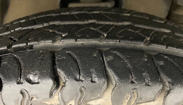 2019 Mahindra TUV300 T10 MT, Diesel, Manual, 15,843 km, Right Front Tyre Tread