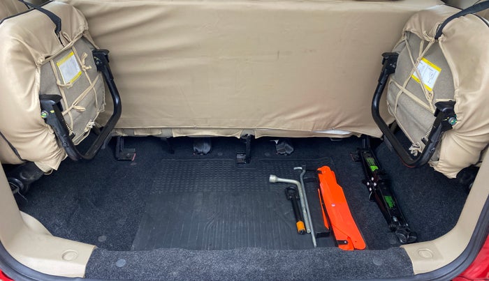 2019 Mahindra TUV300 T10 MT, Diesel, Manual, 15,843 km, Boot Inside