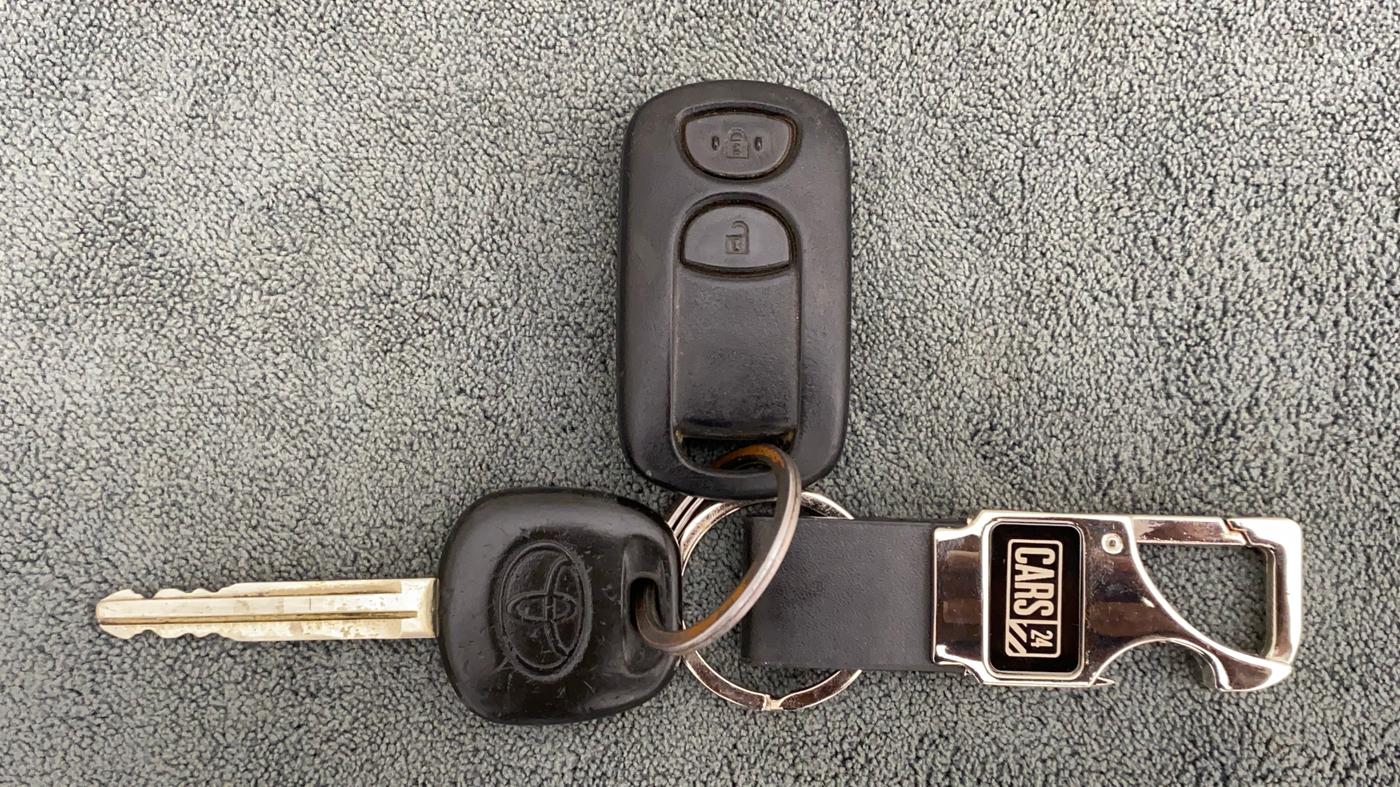 2011 Toyota Etios V, Petrol, Manual, 1,04,736 km, Key Close Up