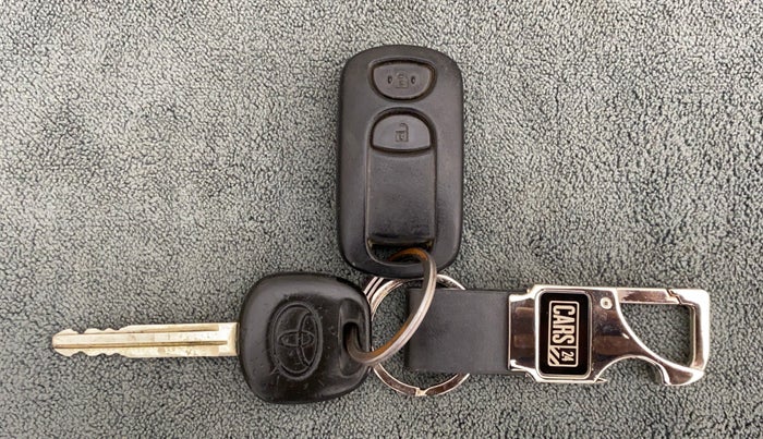2011 Toyota Etios V, Petrol, Manual, 1,04,736 km, Key Close Up