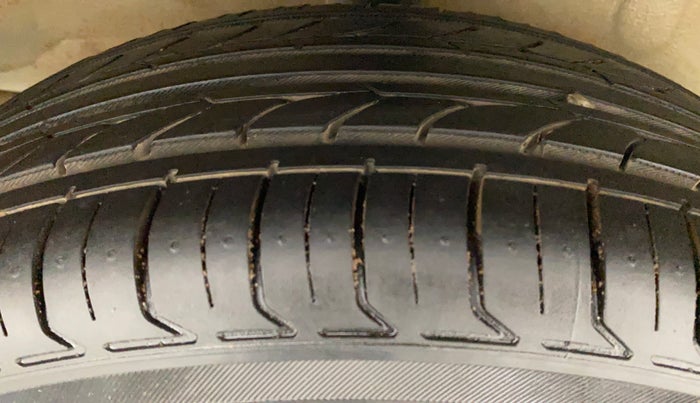 2011 Toyota Etios V, Petrol, Manual, 1,04,736 km, Right Rear Tyre Tread