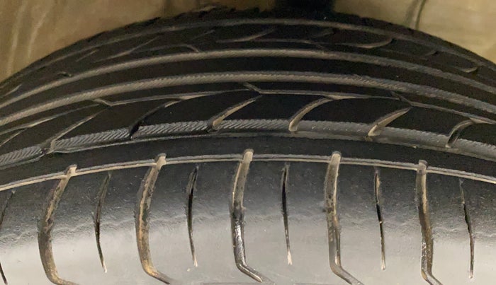 2011 Toyota Etios V, Petrol, Manual, 1,04,736 km, Right Front Tyre Tread
