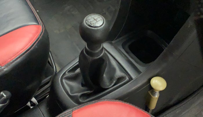 2015 Maruti Swift LXI, Petrol, Manual, 34,526 km, Gear lever - Knob cover torn