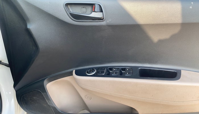 2018 Hyundai Grand i10 MAGNA 1.2 KAPPA VTVT, Petrol, Manual, 1,11,736 km, Driver Side Door Panels Control