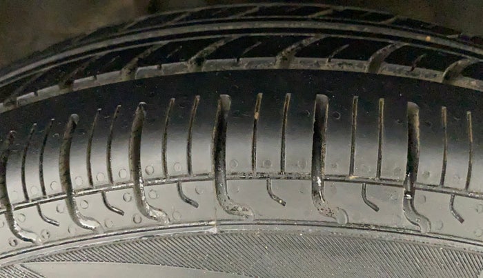 2018 Maruti Alto 800 LXI CNG, CNG, Manual, 94,351 km, Right Front Tyre Tread