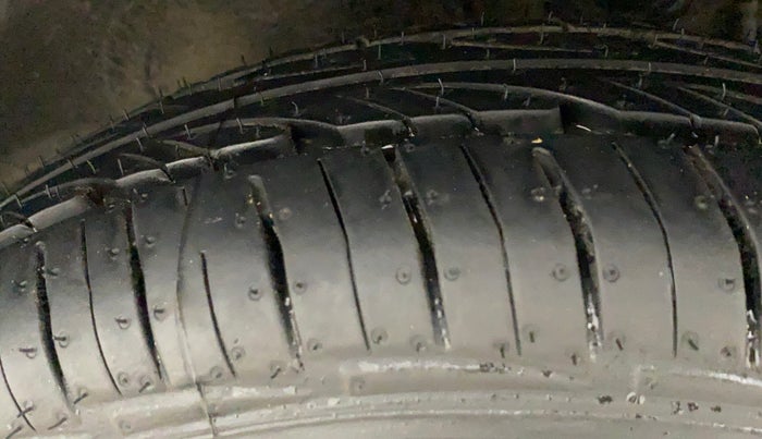 2018 Maruti Alto 800 LXI CNG, CNG, Manual, 94,351 km, Left Front Tyre Tread