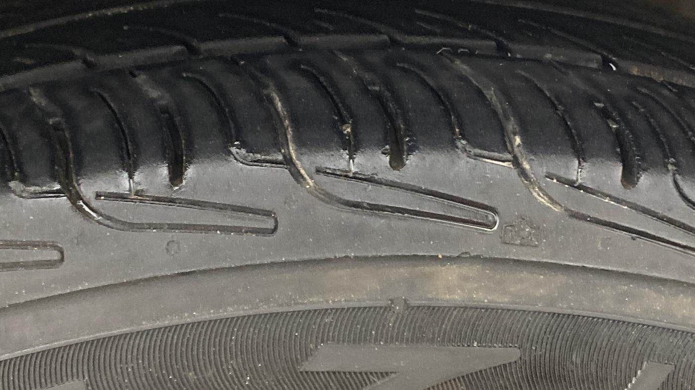 2013 Maruti Swift Dzire VXI, Petrol, Manual, 1,04,105 km, Right Front Tyre Tread