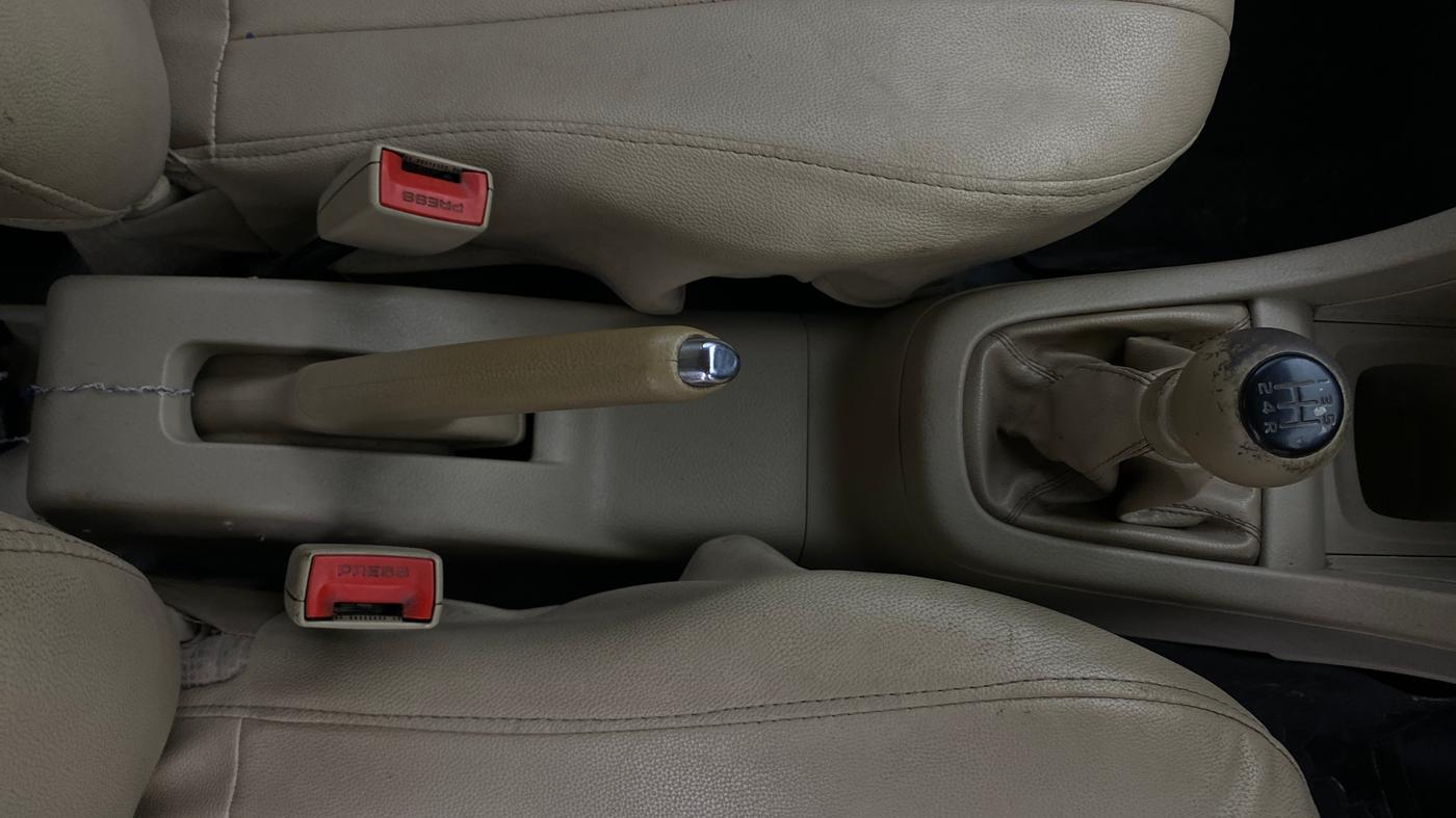 2013 Maruti Swift Dzire VXI, Petrol, Manual, 1,04,105 km, Gear Lever