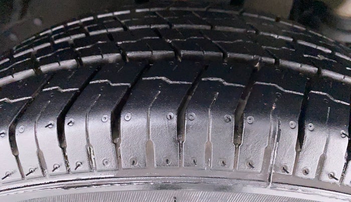 2016 Mahindra TUV300 T6+ AT, Diesel, Automatic, 74,907 km, Right Front Tyre Tread