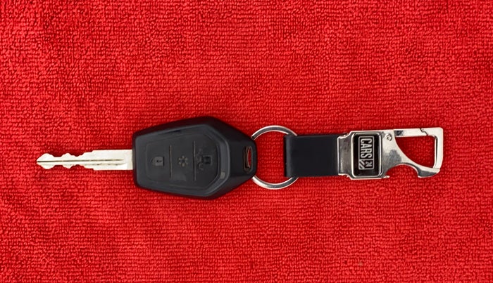 2016 Mahindra TUV300 T6+ AT, Diesel, Automatic, 74,907 km, Key Close Up
