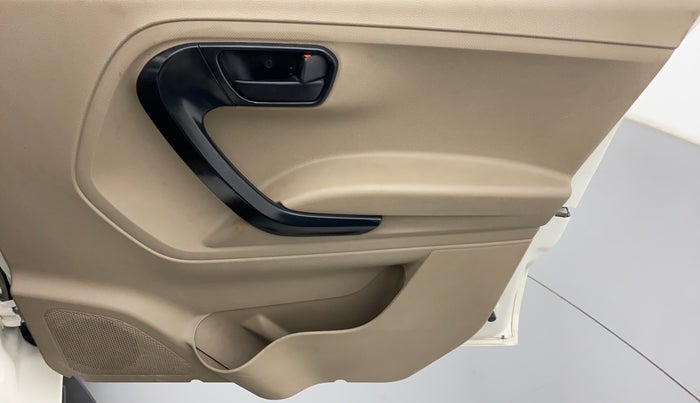 2016 Mahindra TUV300 T6+ AT, Diesel, Automatic, 74,907 km, Driver Side Door Panels Control