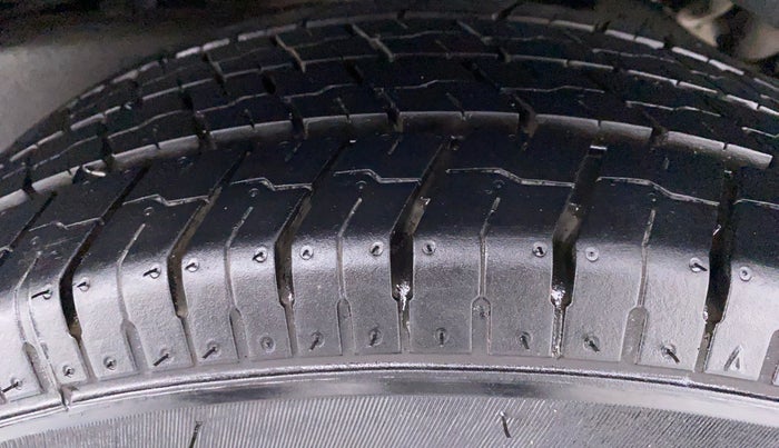 2016 Mahindra TUV300 T6+ AT, Diesel, Automatic, 74,907 km, Left Rear Tyre Tread