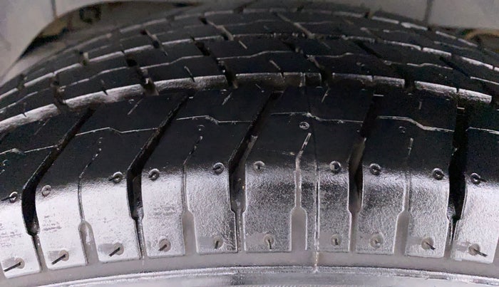 2016 Mahindra TUV300 T6+ AT, Diesel, Automatic, 74,907 km, Right Rear Tyre Tread