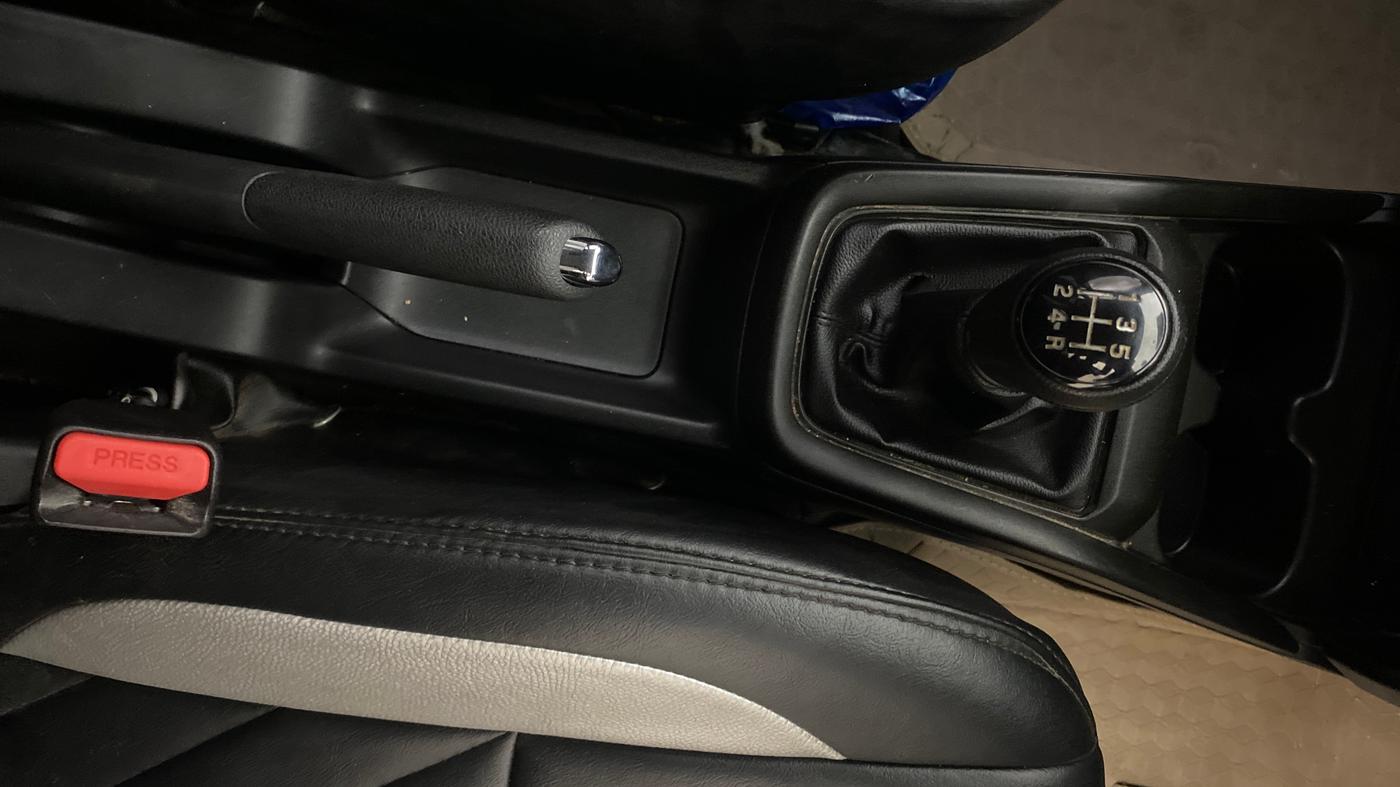 2025 Maruti Swift VXi, Petrol, Manual, 28,750 km, Gear Lever