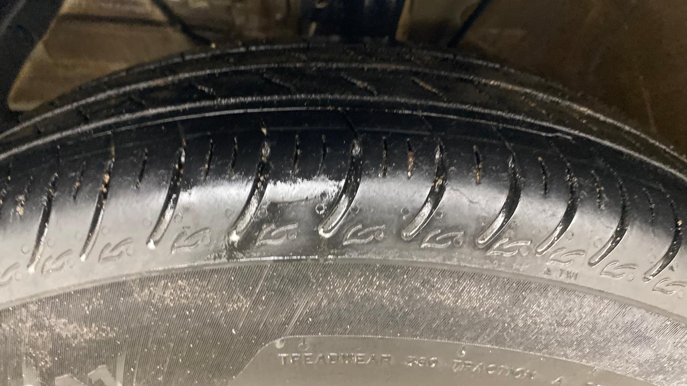 2025 Maruti Swift VXi, Petrol, Manual, 28,750 km, Left Front Tyre Tread