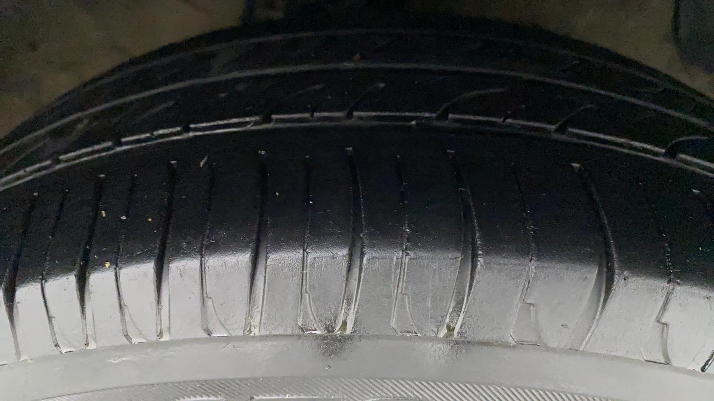 2017 Hyundai Xcent SX 1.2, Petrol, Manual, 1,10,011 km, Right Front Tyre Tread