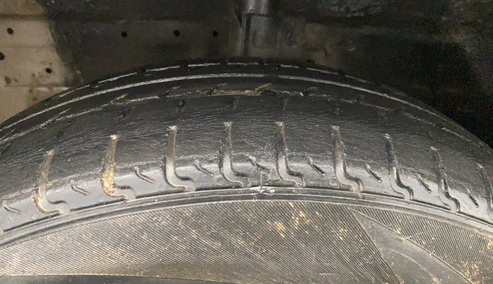 2016 Maruti Swift VXI, Petrol, Manual, 48,868 km, Left Front Tyre Tread