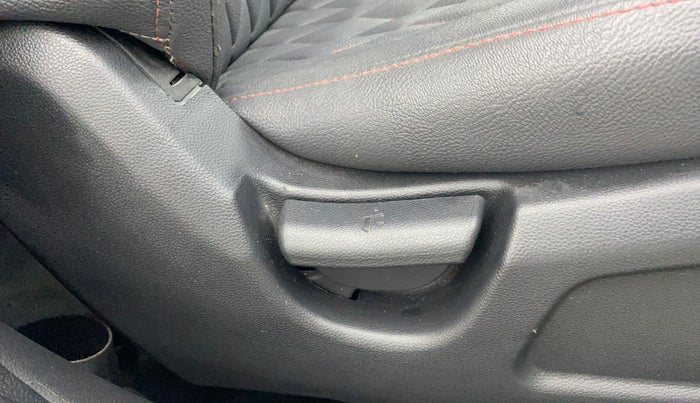 2017 Hyundai Elite i20 MAGNA EXECUTIVE 1.2, Petrol, Manual, 15,314 km, Driver Side Adjustment Panel
